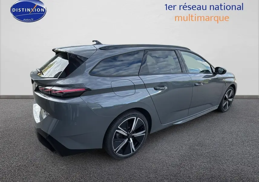 Peugeot 308 SW PHEV 225 GT gris selenium vue 3/4 arrière droit avec jantes alliage et vitres surteintées.