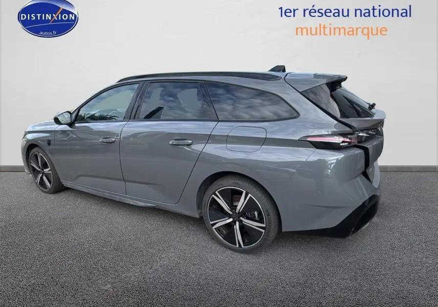 Peugeot 308 SW Phev 225 GT gris selenium vue 3/4 arrière côté gauche avec jantes alu noires et toit panoramique.