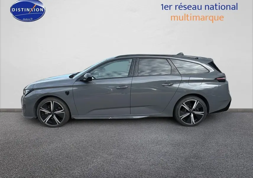 Peugeot 308 SW PHEV gris selenium vue profil côté gauche sur fond neutre, jantes alliage noires et argentées.