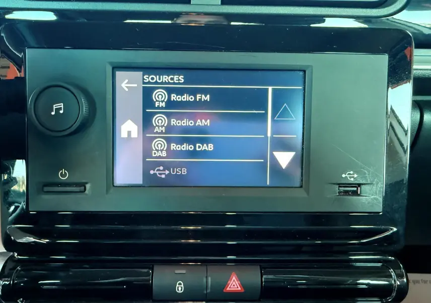 Écran tactile central de la Citroën C3 blanc 2021 affichant les options radio FM, AM, DAB et USB.
