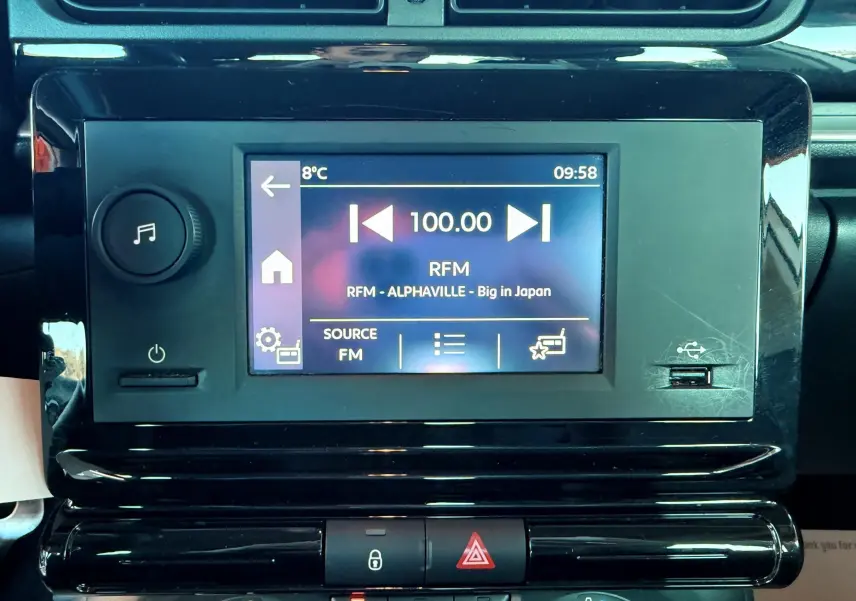 Écran tactile central noir affichant la radio FM dans l'habitacle d'une Citroën C3 blanche de 2021.