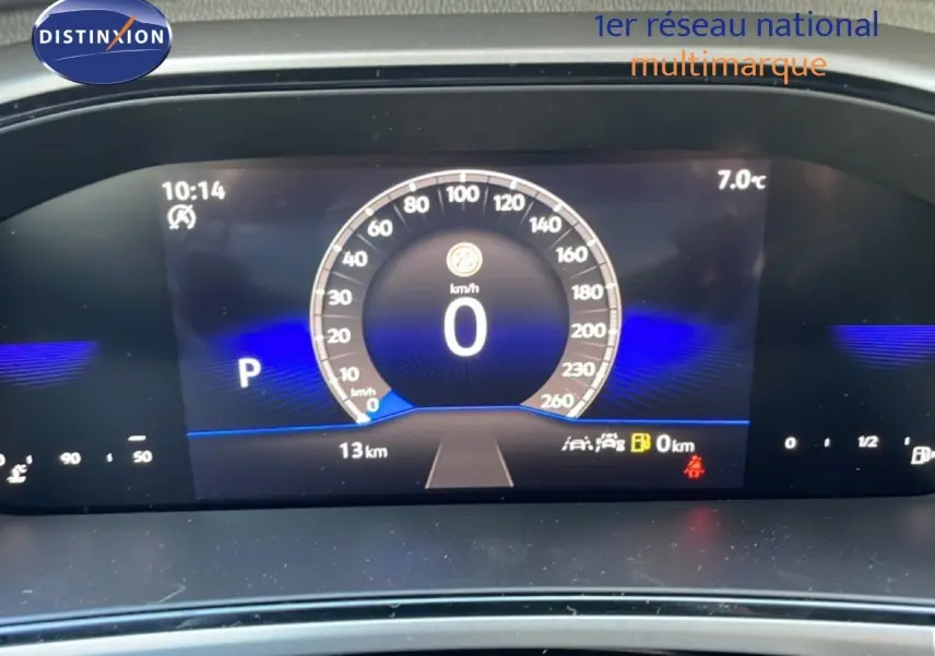 Vue rapprochée du tableau de bord numérique du Volkswagen T-Roc 2025, affichant la vitesse à 0 km/h et la température extérieure à 7°C.