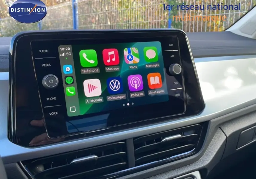 Vue rapprochée de l’écran tactile multimédia du Volkswagen T-Roc 2025, intérieur gris clair avec affichage Apple CarPlay.