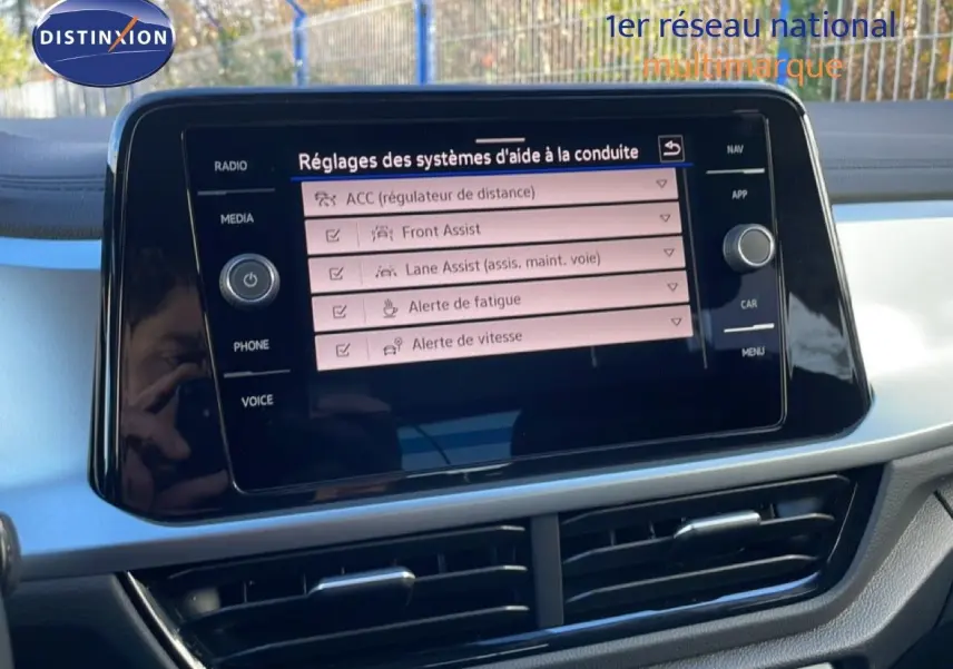 Écran tactile central du Volkswagen T-Roc 2025 montrant les réglages des aides à la conduite, intérieur gris.