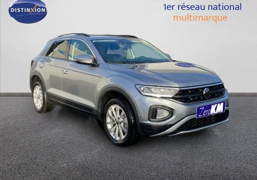Volkswagen T-Roc gris pyrite métal en 3/4 avant droit sur fond neutre avec jantes alliage et calandre noire.