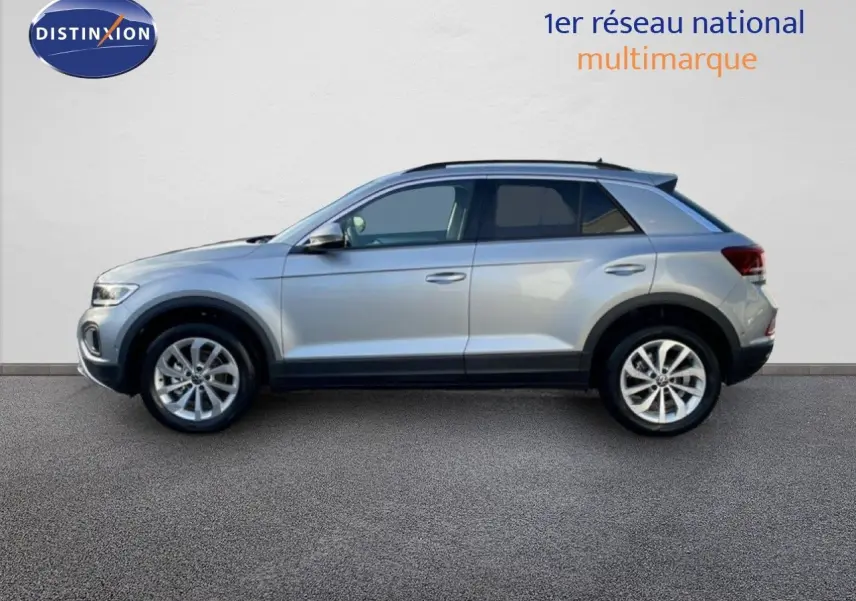 Profil côté gauche d'un Volkswagen T-Roc gris pyrite métal 2025, SUV compact avec jantes alliage et vitres teintées.