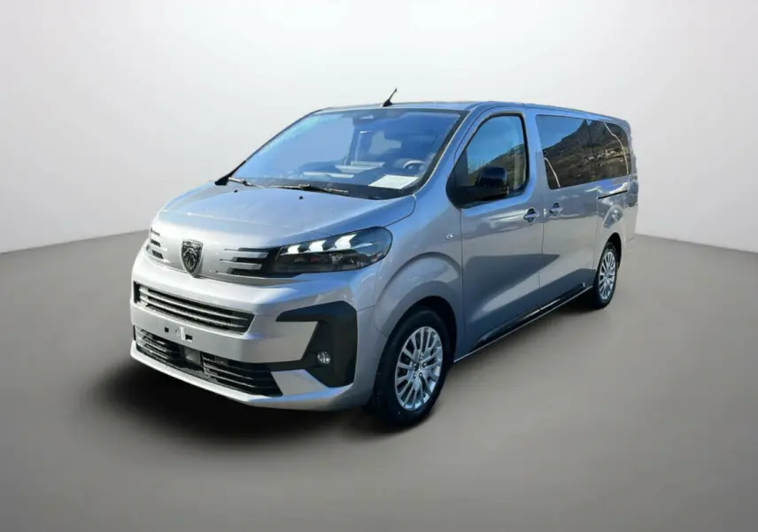 Peugeot Traveller gris acier en 3/4 avant droit, avec vitres surteintées et jantes alliage 17 pouces.