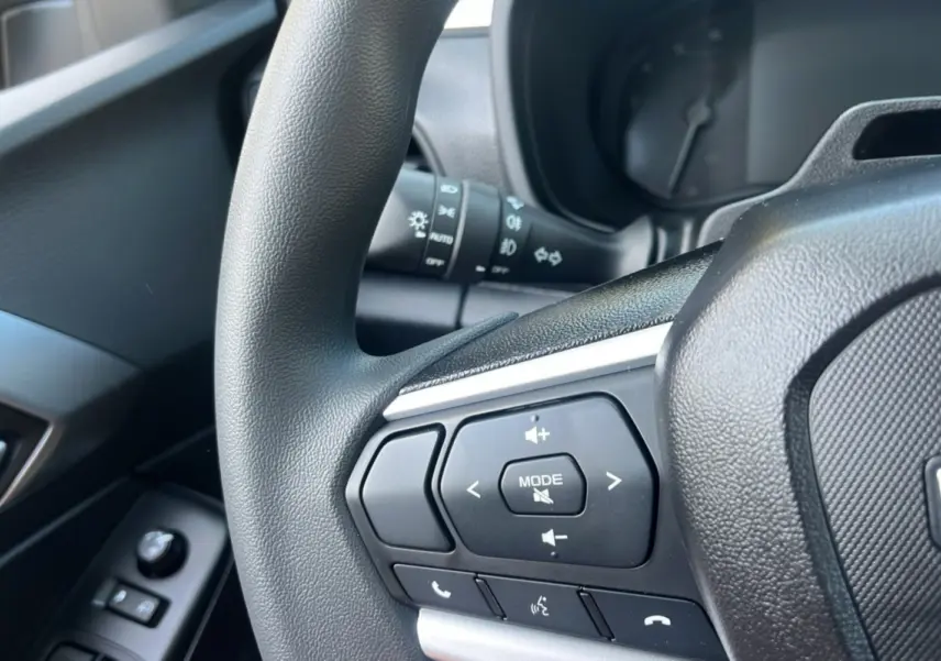Gros plan sur les commandes au volant du côté gauche du tableau de bord de l'Isuzu D-MAX 2026.