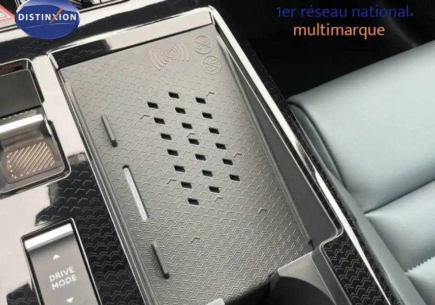 Gros plan sur la console centrale noire du Citroën C5 Aircross 2026, montrant le chargeur sans fil et le bouton Drive Mode.