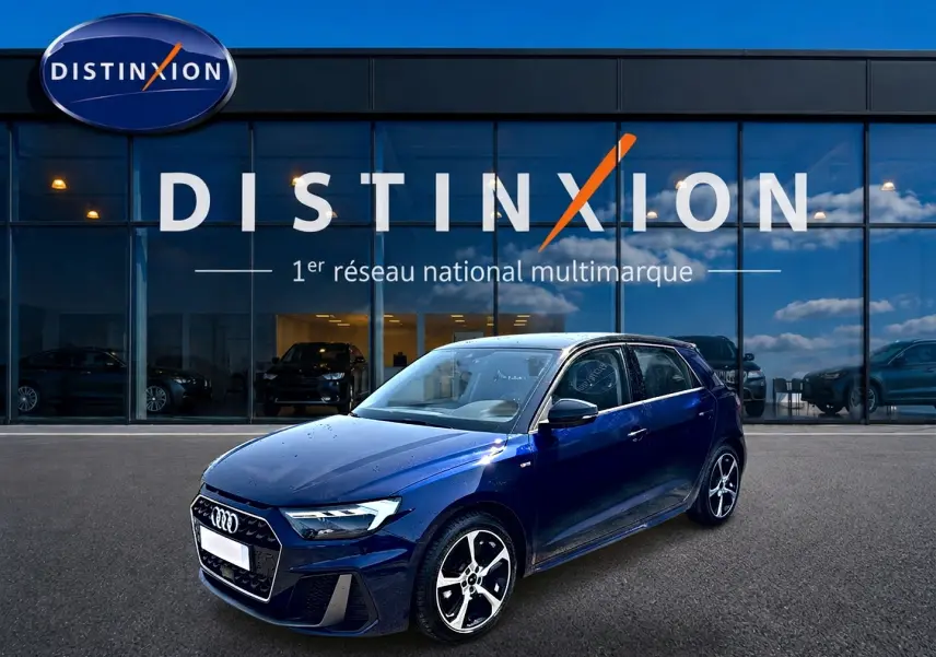 Audi A1 Sportback bleu foncé avec toit noir, vue 3/4 avant, jantes alliage et calandre hexagonale distinctive.