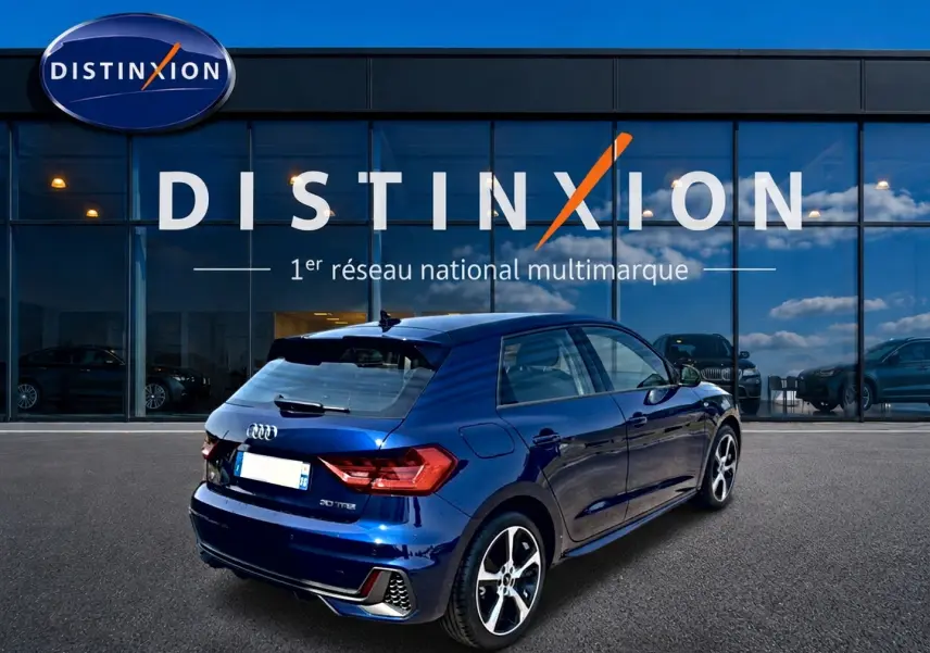Audi A1 Sportback bleu foncé vue 3/4 arrière droit avec jantes alu et becquet arrière sportif.