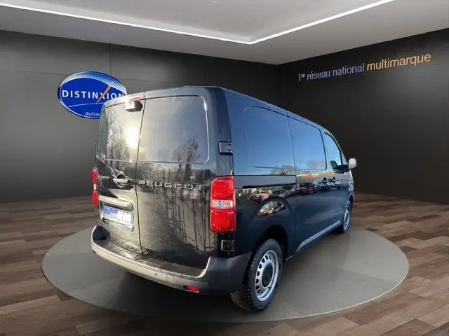 Vue 3/4 arrière droite d’un Peugeot Expert Fourgon noir 2025, avec portes arrière battantes et jantes acier.