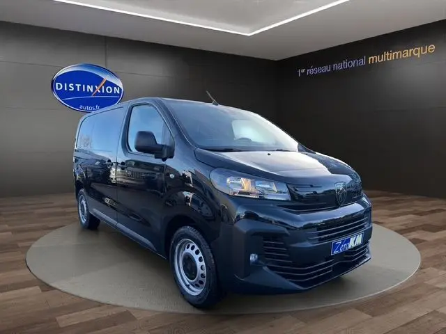 Vue 3/4 avant d’un Peugeot Expert Fourgon noir 2025, version M 2.0 BlueHDi avec jantes acier et calandre distinctive.