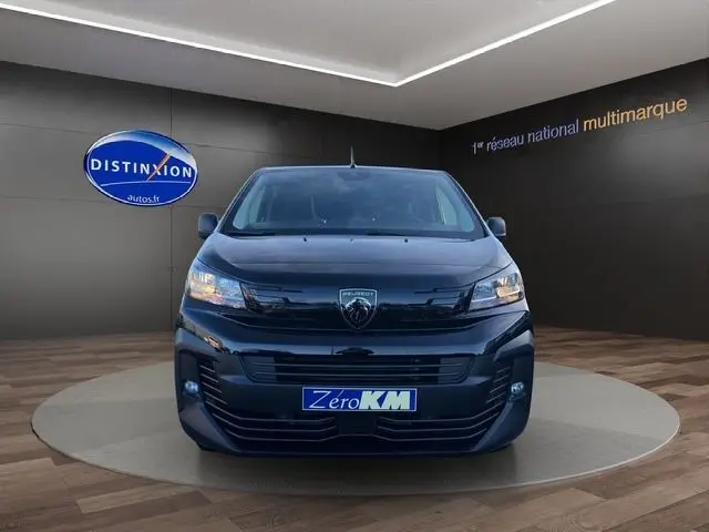Vue de face du Peugeot Expert Fourgon noir 2025, avec logo distinctif et plaque Zero KM visible.