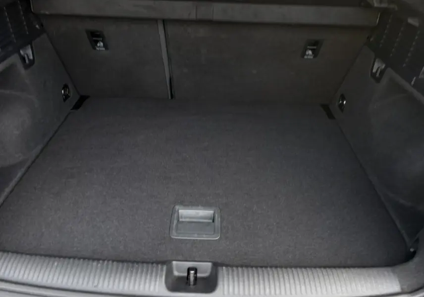 Vue plongeante sur le coffre spacieux et tapissé de tissu noir de l'Audi Q2 30 TDI 116 S-Line gris Daytona.