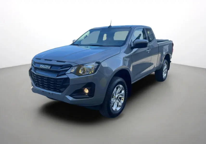Isuzu D-MAX gris Kinabalu en 3/4 avant droit, avec calandre noire et jantes alu 18 pouces visibles.