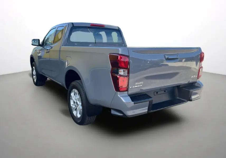 Vue 3/4 arrière gauche d'un pick-up Isuzu D-MAX 2.2 TD 164 Space Evolution gris Kinabalu avec jantes alu 18 pouces.