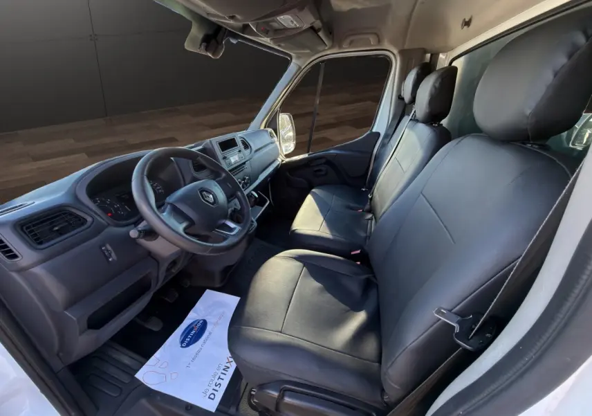 Vue intérieure côté conducteur du Renault Master 2020, sièges en cuir noir et tableau de bord gris.