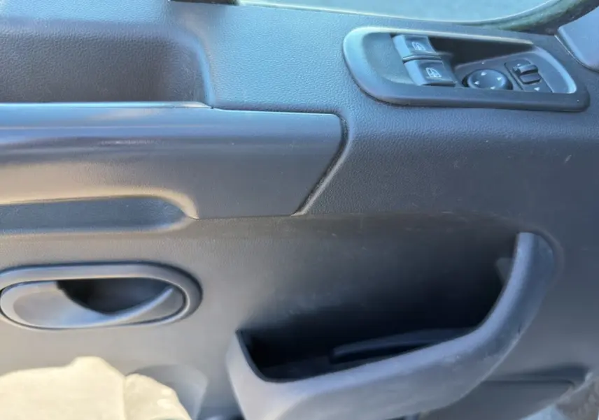 Détail de la porte intérieure côté conducteur du Renault Master 2020, avec commandes électriques des vitres et poignée noire.