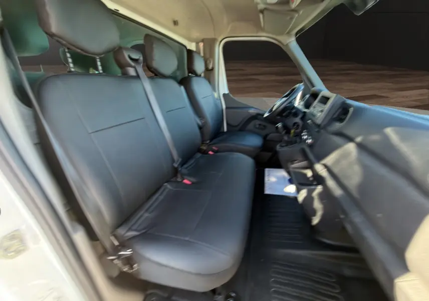 Vue intérieure côté conducteur du Renault Master 2020, montrant la banquette noire et le tableau de bord gris clair.