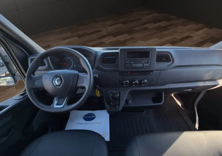 Vue intérieure du tableau de bord du Renault Master 2020 avec volant noir, levier de vitesse manuel et console centrale simple.