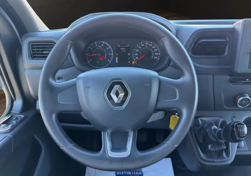 Vue intérieure centrée sur le volant Renault noir et le tableau de bord du Master 2020 avec levier de vitesses manuel.