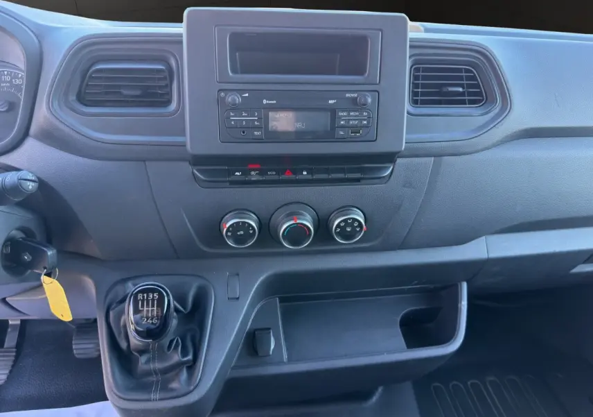 Tableau de bord du Renault Master 2020 avec boîte manuelle, console centrale noire et commandes de climatisation visibles.