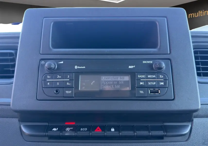 Vue rapprochée du tableau de bord du Renault Master 2020, mettant en valeur l'autoradio Bluetooth et les commandes de fonction.