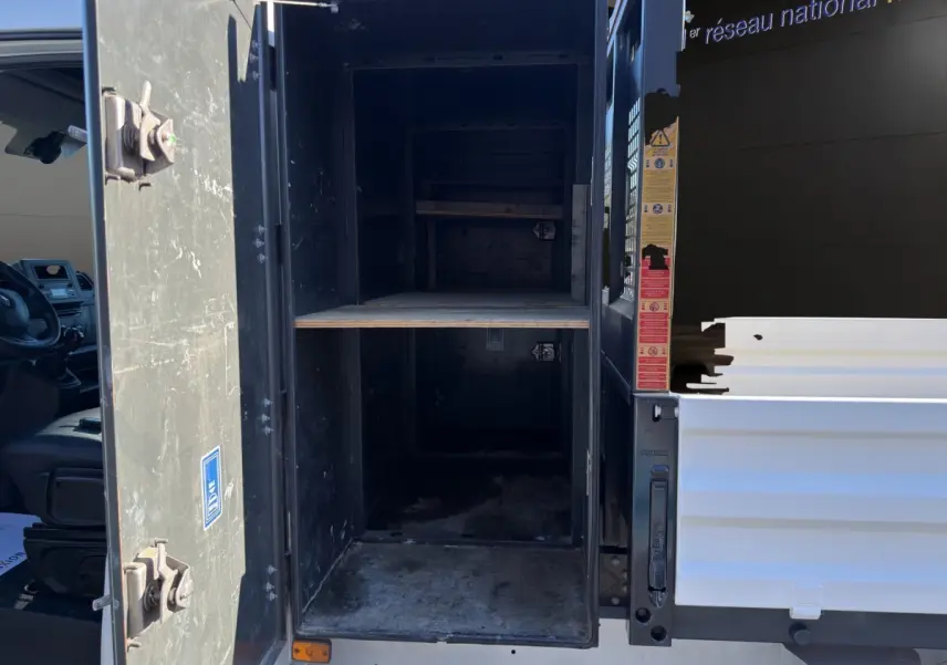 Vue arrière du Renault Master blanc 2020, montrant la benne ouverte et le grand coffre de rangement intérieur.
