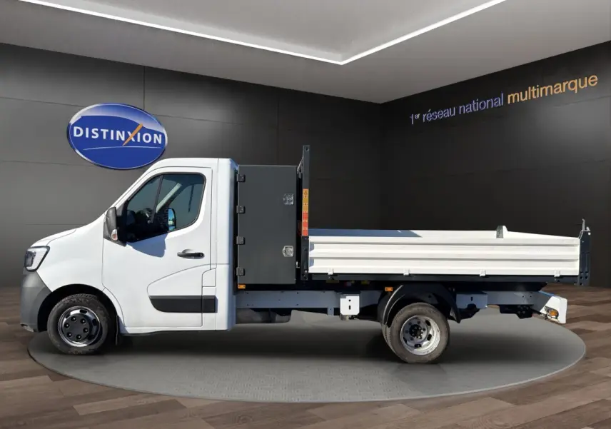 Renault Master blanc vu de profil côté gauche, avec benne arrière et coffre noir derrière la cabine.