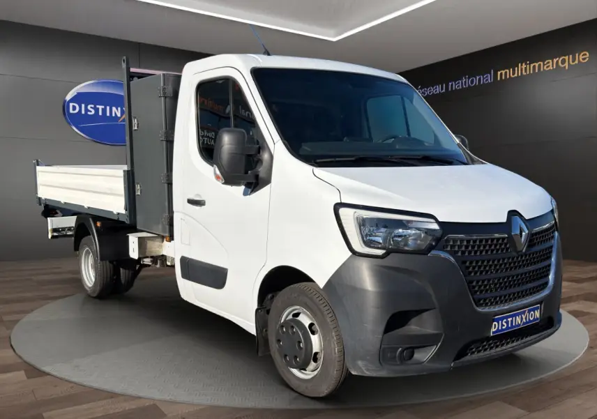 Renault Master blanc vu en 3/4 avant droit, avec benne arrière et calandre noire distinctive.