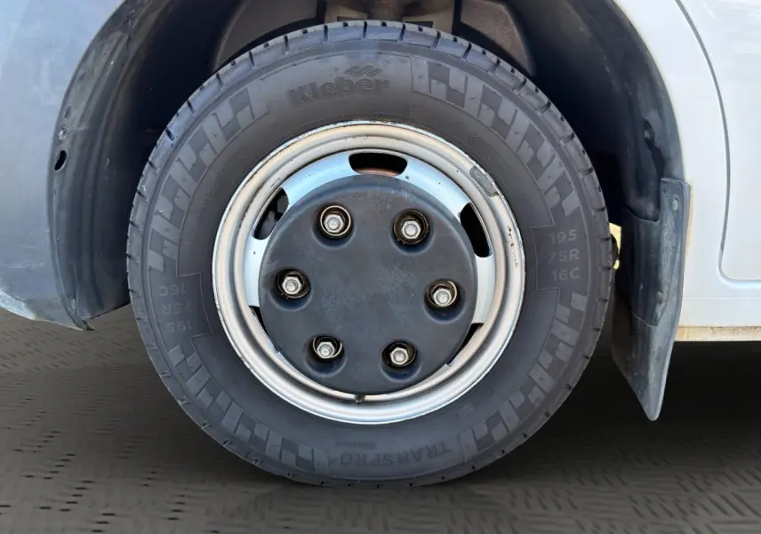 Gros plan sur la roue avant droite du Renault Master blanc de 2020 avec jante acier et pneu Kleber.