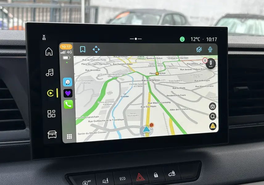 Écran tactile central du Renault Master 2026 affichant la navigation GPS avec interface moderne et commandes intégrées.