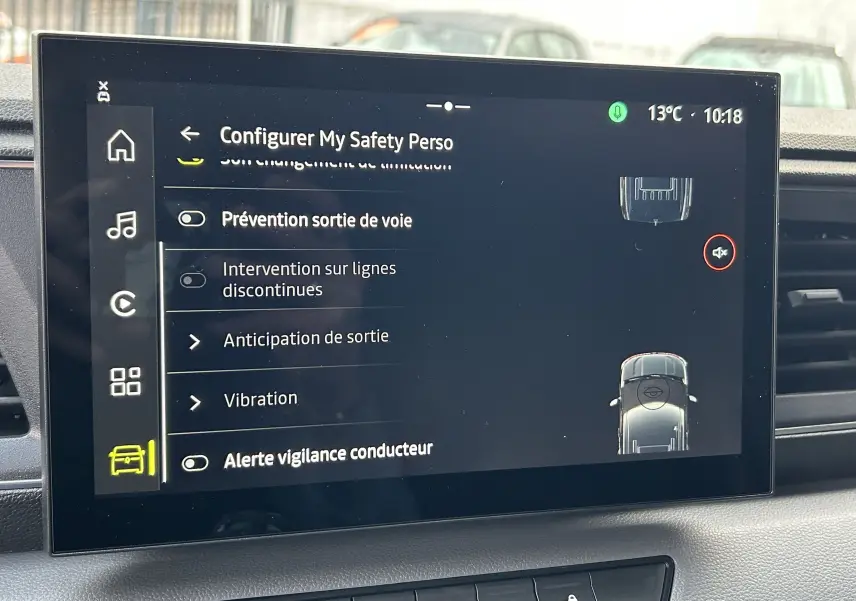 Écran tactile du tableau de bord du Renault Master 2026 affichant les options de sécurité personnalisables.