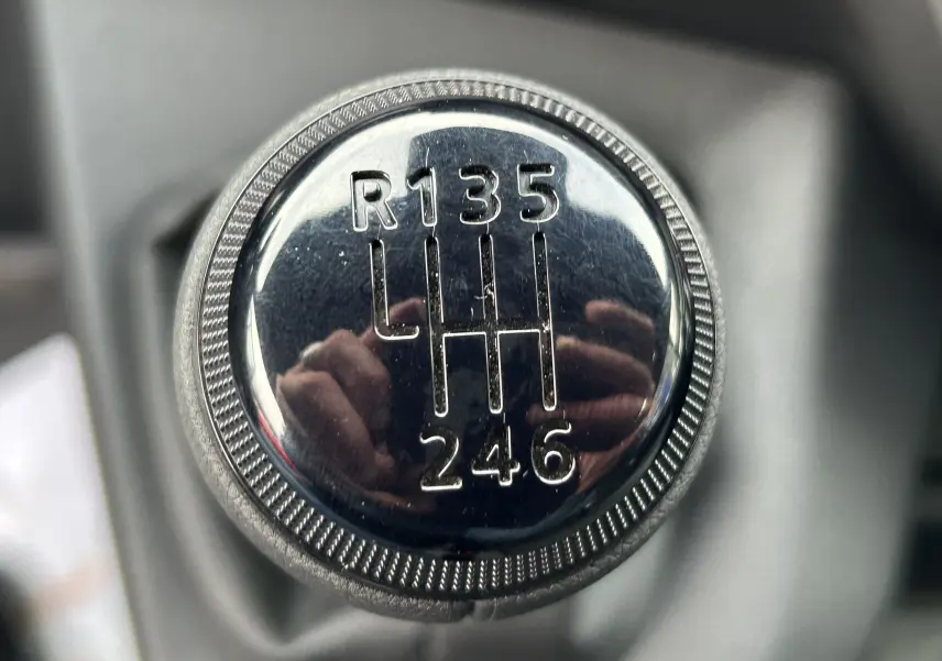 Gros plan sur le pommeau de la boîte manuelle du Renault Master, avec marquage des vitesses en chrome brillant.