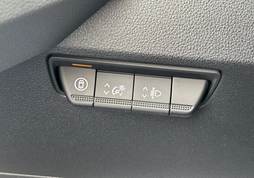 Gros plan sur les commandes de réglage d’éclairage et verrouillage dans l’habitacle du Renault Master blanc.