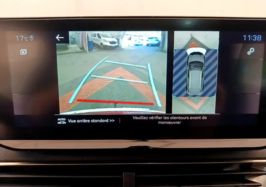 Écran tactile du tableau de bord montrant la caméra de recul et l'aide au stationnement du Peugeot 3008 GT rouge.