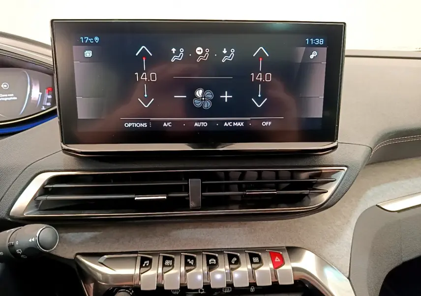 Tableau de bord du Peugeot 3008 GT 2021 montrant l'écran tactile central de climatisation à 14°C.