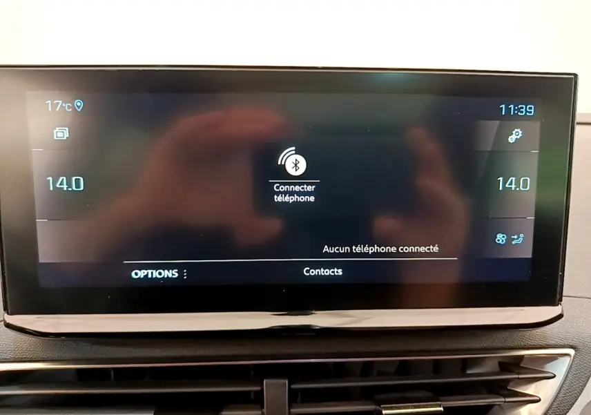 Écran tactile central du tableau de bord du Peugeot 3008 GT rouge, affichant la connexion Bluetooth téléphone.