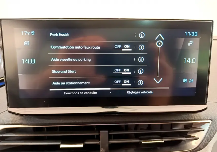 Écran tactile central du Peugeot 3008 GT 2021 affichant les réglages d'aide au stationnement et conduite.