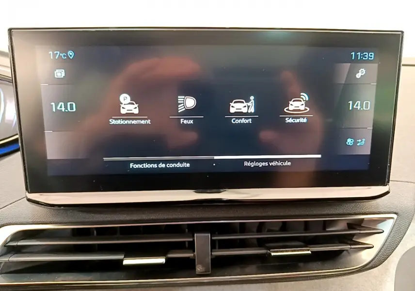 Écran tactile central affichant les réglages du véhicule dans un Peugeot 3008 GT rouge, vue intérieure frontale.