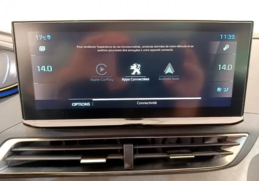Écran tactile central du tableau de bord du Peugeot 3008 GT affichant Apple CarPlay et Android Auto.