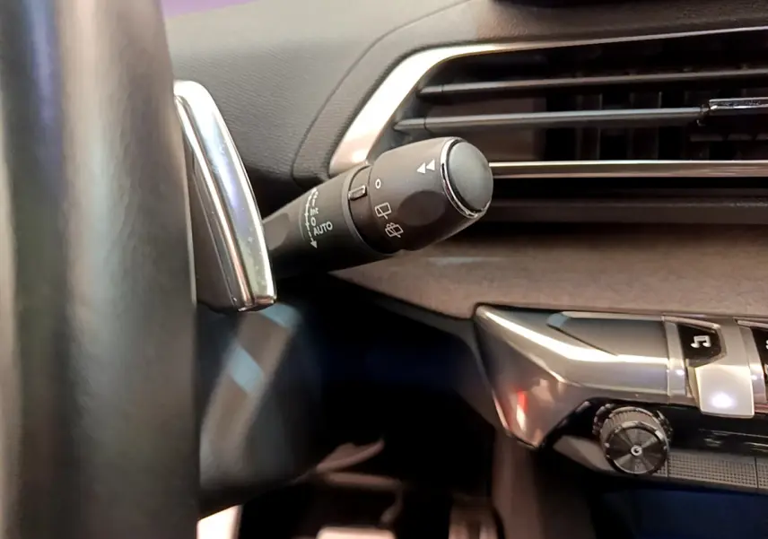 Gros plan sur la commande d'essuie-glace côté gauche du tableau de bord noir et argent du Peugeot 3008 GT rouge 2021.