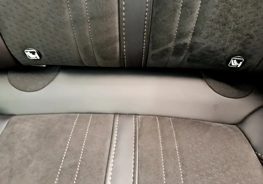 Gros plan sur la banquette arrière en tissu noir avec surpiqûres contrastantes du Peugeot 3008 GT rouge.