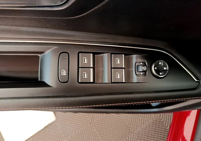 Commande des vitres et rétroviseurs côté conducteur sur porte rouge d'un Peugeot 3008 GT 2021