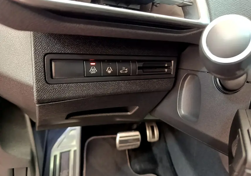 Gros plan sur les commandes d'assistance et les pédales côté gauche du tableau de bord du Peugeot 3008 GT rouge 2021.