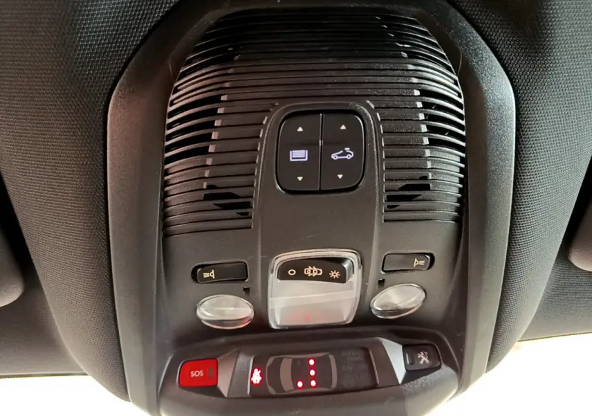 Vue en gros plan du plafonnier noir avec commandes lumineuses et bouton SOS du Peugeot 3008 GT rouge 2021