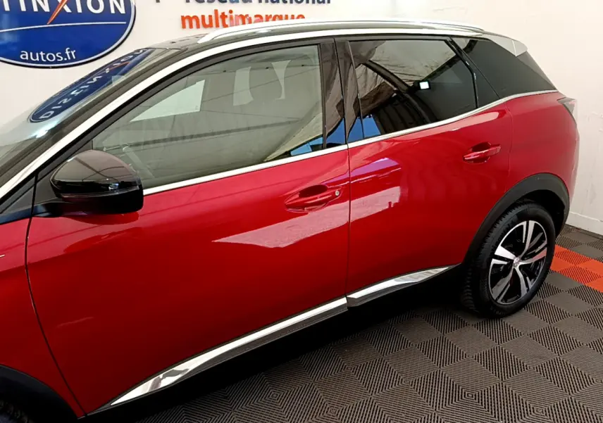 Vue latérale côté gauche du Peugeot 3008 GT rouge 2021 avec jantes alliage et rétroviseurs noirs brillants.