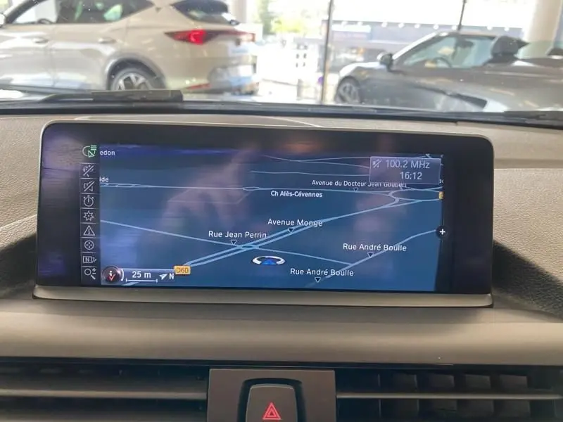 Écran de navigation intérieur de BMW Série 1 135i 320CV M 2013, vue du tableau de bord avec GPS affiché.