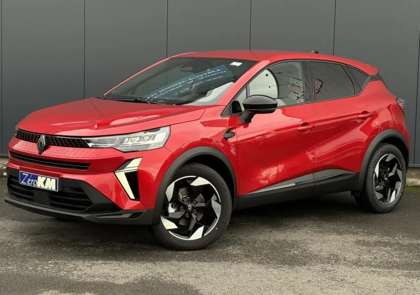 Vue 3/4 avant droite d'un Renault Captur Rouge Flamme avec jantes noires et détails noirs brillants.